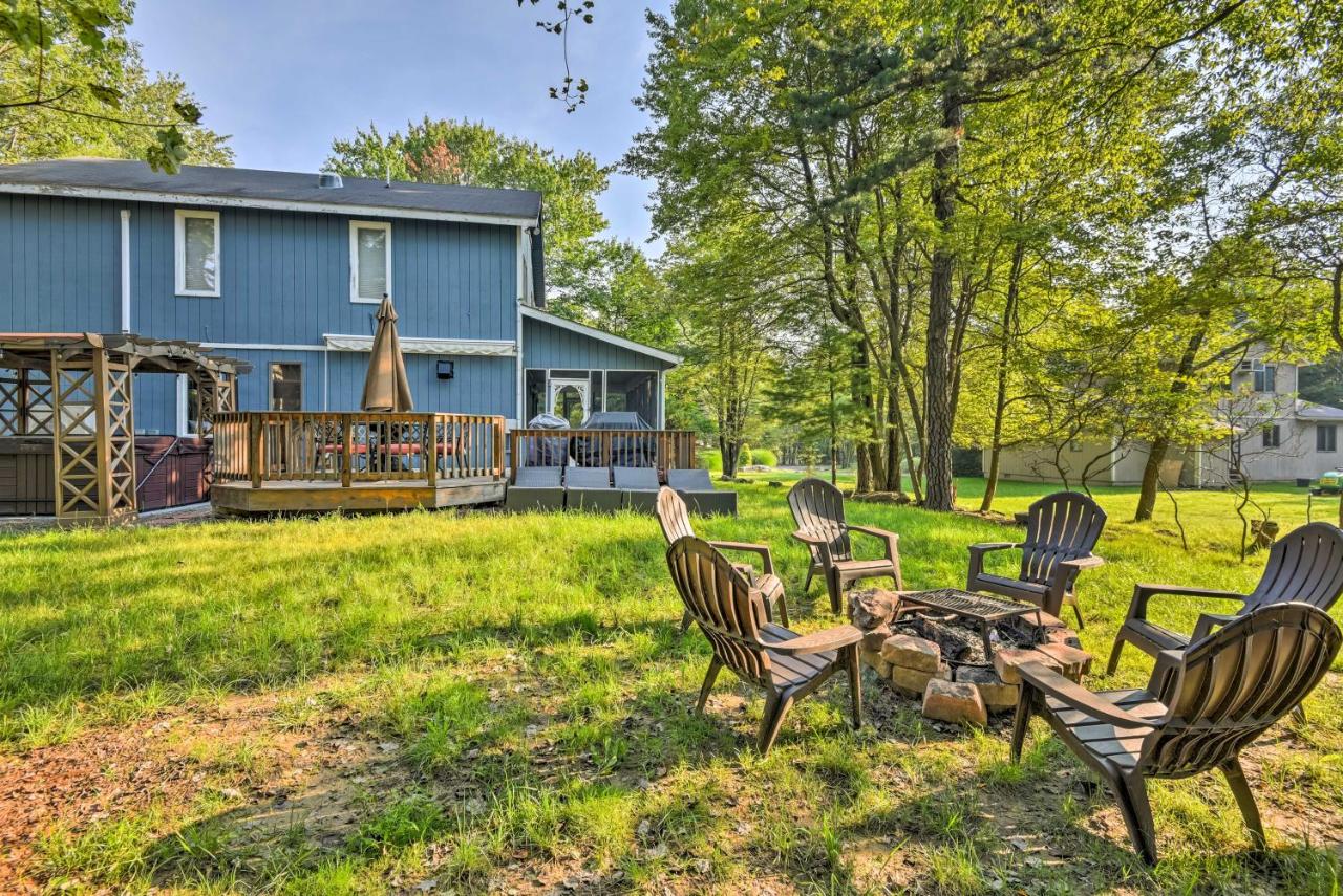 B&B Lake Harmony - Lake Harmony Resort Home with Deck and Fire Pit! - Bed and Breakfast Lake Harmony