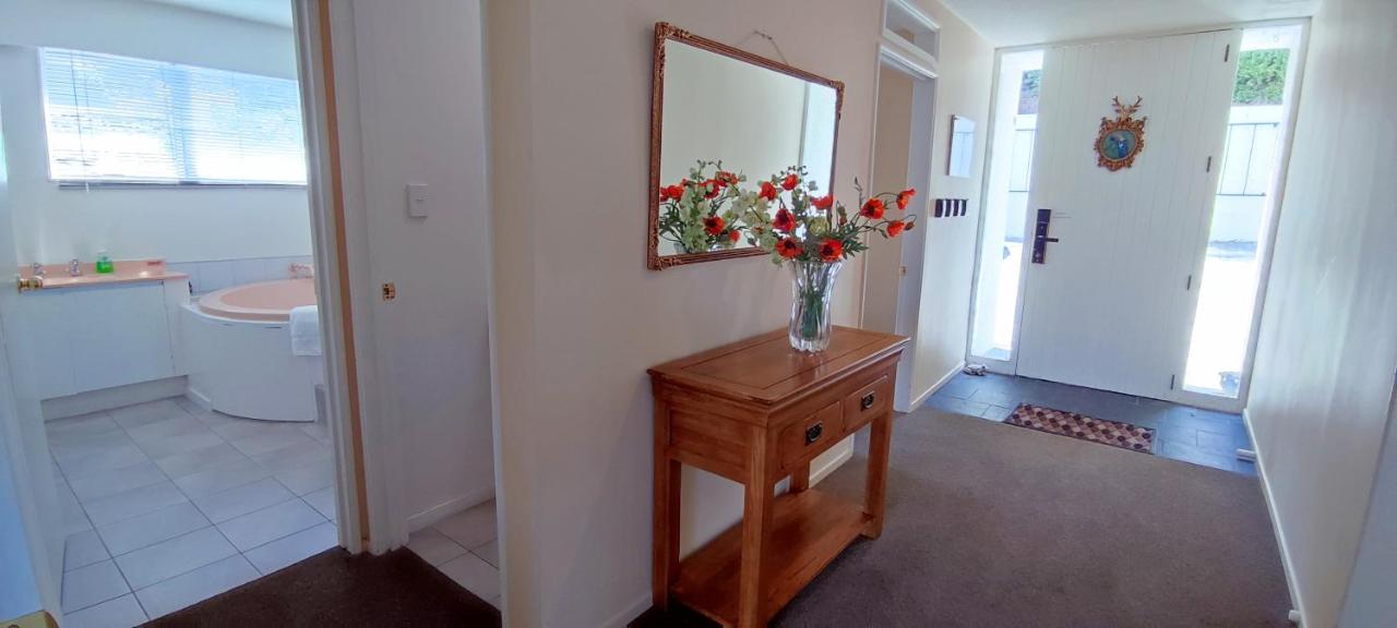 Spacious Home with Awesome Lake Views - B&B Distretto di Queenstown