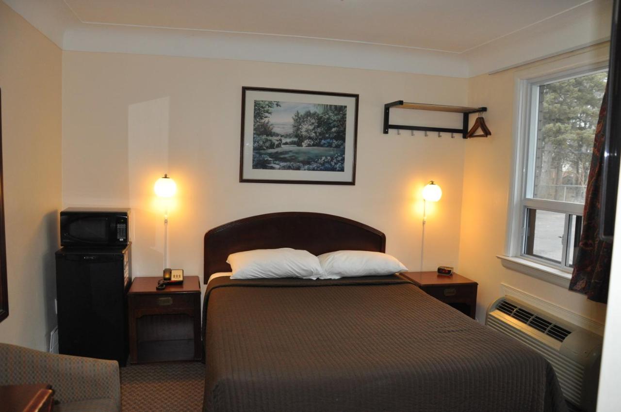 Habitación con cama grande