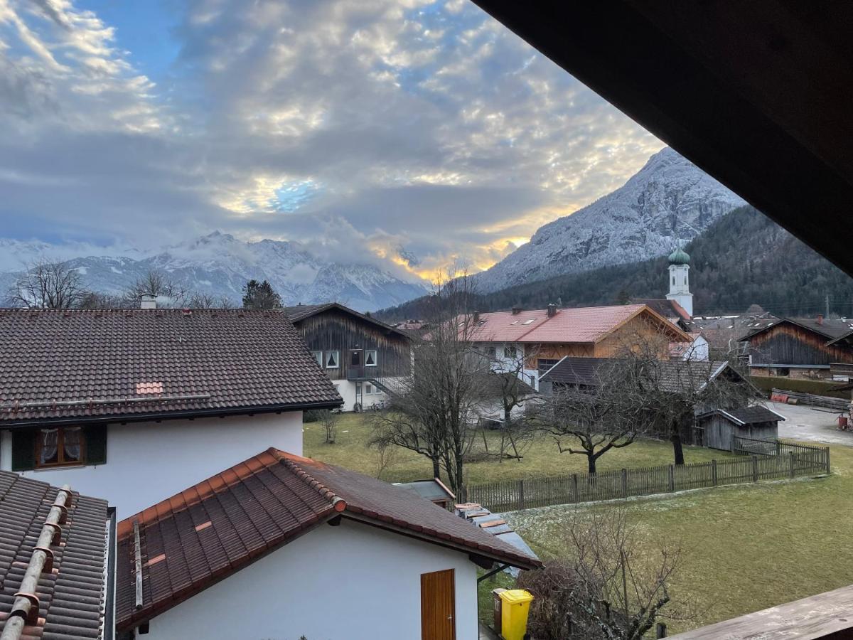 B&B Farchant - Dachgeschosswohnung mit traumhaftem Zugspitzblick bei Garmisch - Bed and Breakfast Farchant