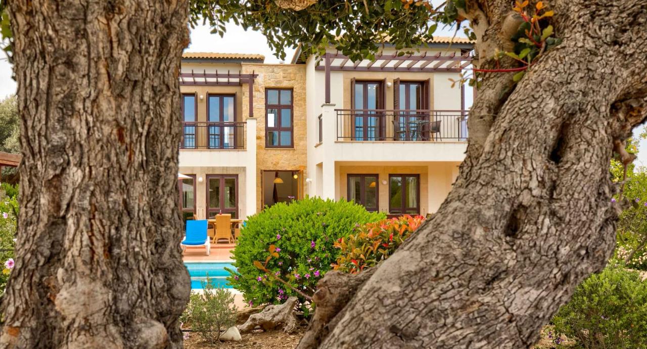 2 bedroom Villa Oleander with private pool and garden, Aphrodite Hills Resort - Bed and Breakfast Kouklia