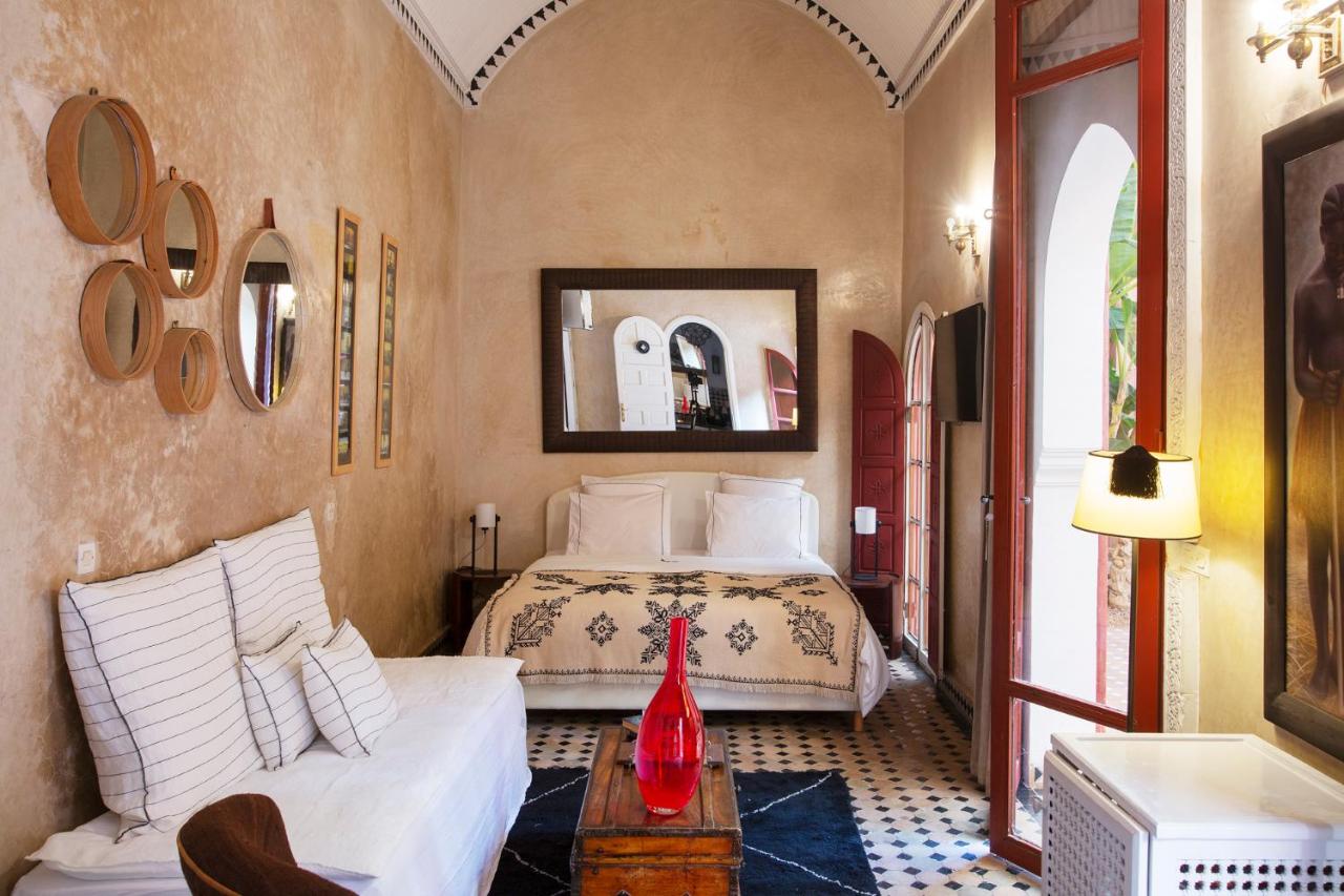 Habitación con cama extragrande.
