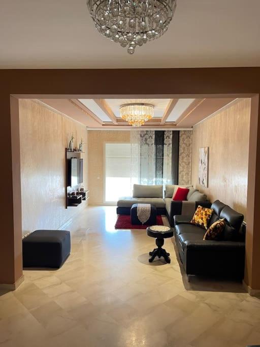 Big luxury apartment near airport - Chambres d'hôtes Zawyat an Nwaçer