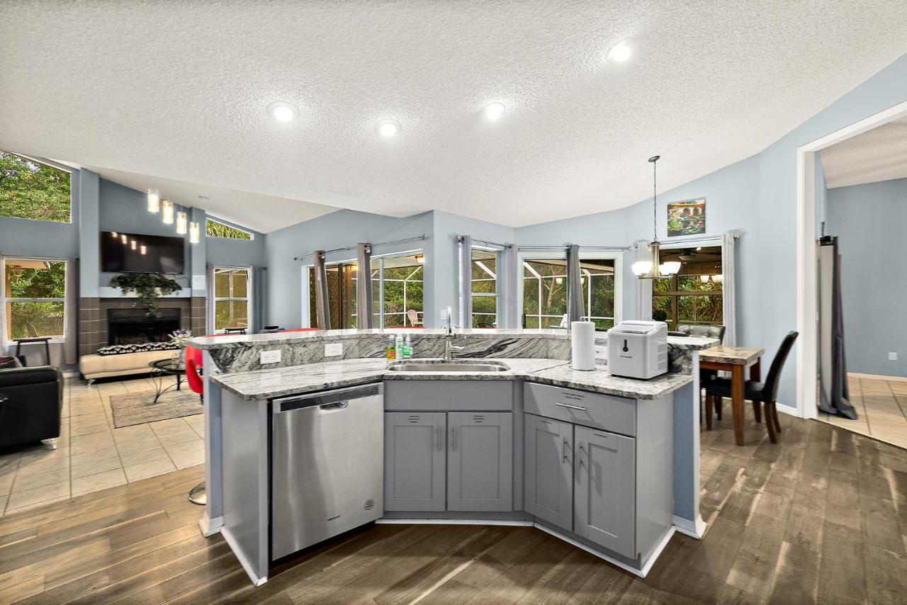 Tropical Escape with Relaxing Heated Pool & Palm Breezes - Bed and Breakfast Palm Coast