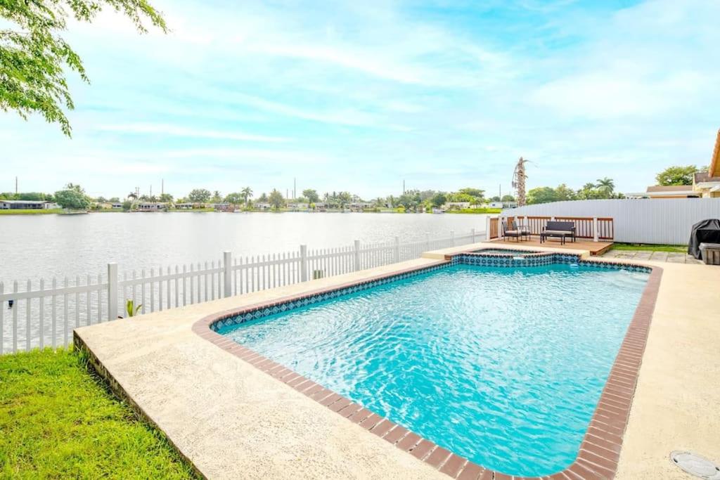 B&B Pembroke Pines - Stunning Lake-Front Villa with Pool & Spa - Bed and Breakfast Pembroke Pines