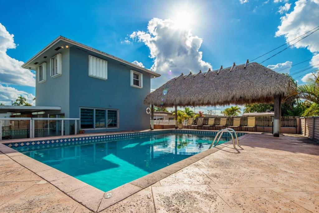 B&B Hialeah - Beautiful 7-Bedroom Villa with Pool - Bed and Breakfast Hialeah