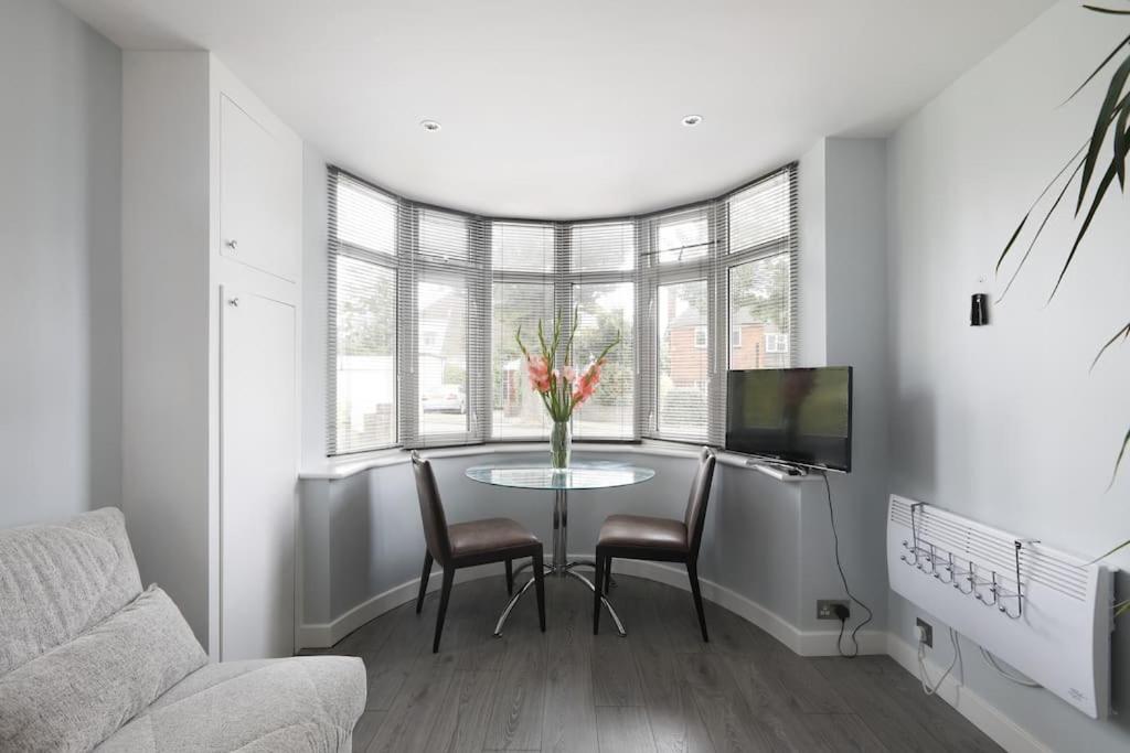 Superfast WiFi studio, bathroom & own entrance - B&B Brighton