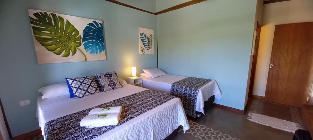 Dreibettzimmer mit Poolblick