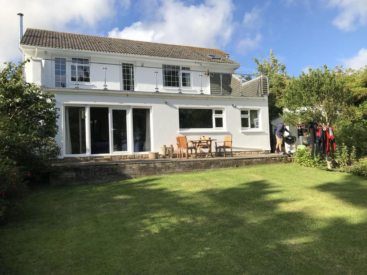 BRAUNTON WHITE HOUSE 4 Bedrooms - Bed and Breakfast