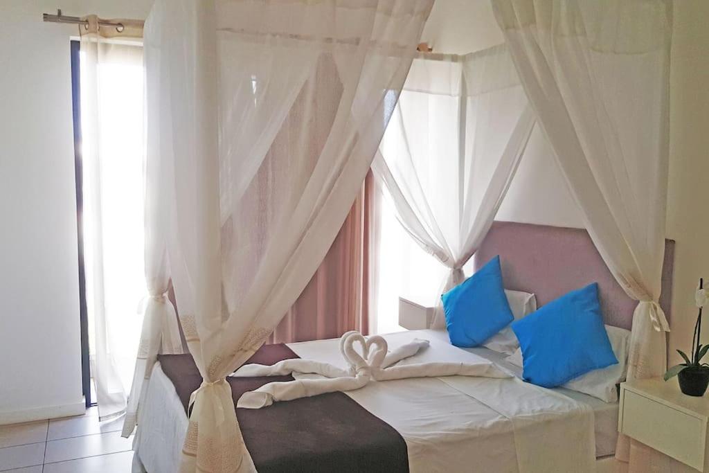 B&B Roches Noire - Lovely 3-bedroom at Azuri Ocean & Golf village - Bed and Breakfast Roches Noire