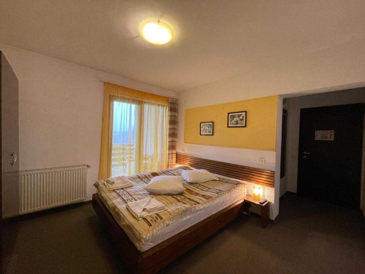 Habitación con cama grande y balcón