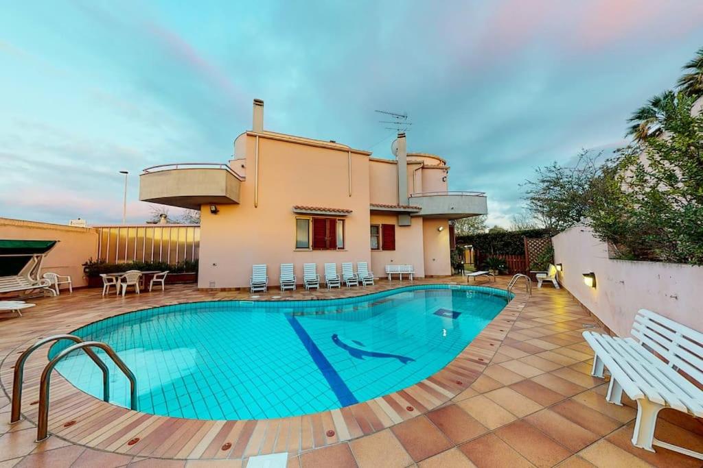 Villa con piscina e giardino a due passi dal mare. - B&B Su Forti