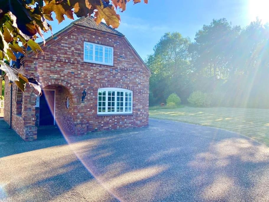 Idyllic Country Retreat with Gorgeous Views, Large Detached Cottage - B&B