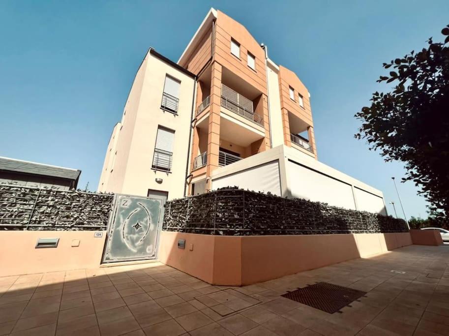 luxurious-Fully equipped & renovated-2Room Suite-Elevator-Quite area-Secure Parking - B&B Olbia