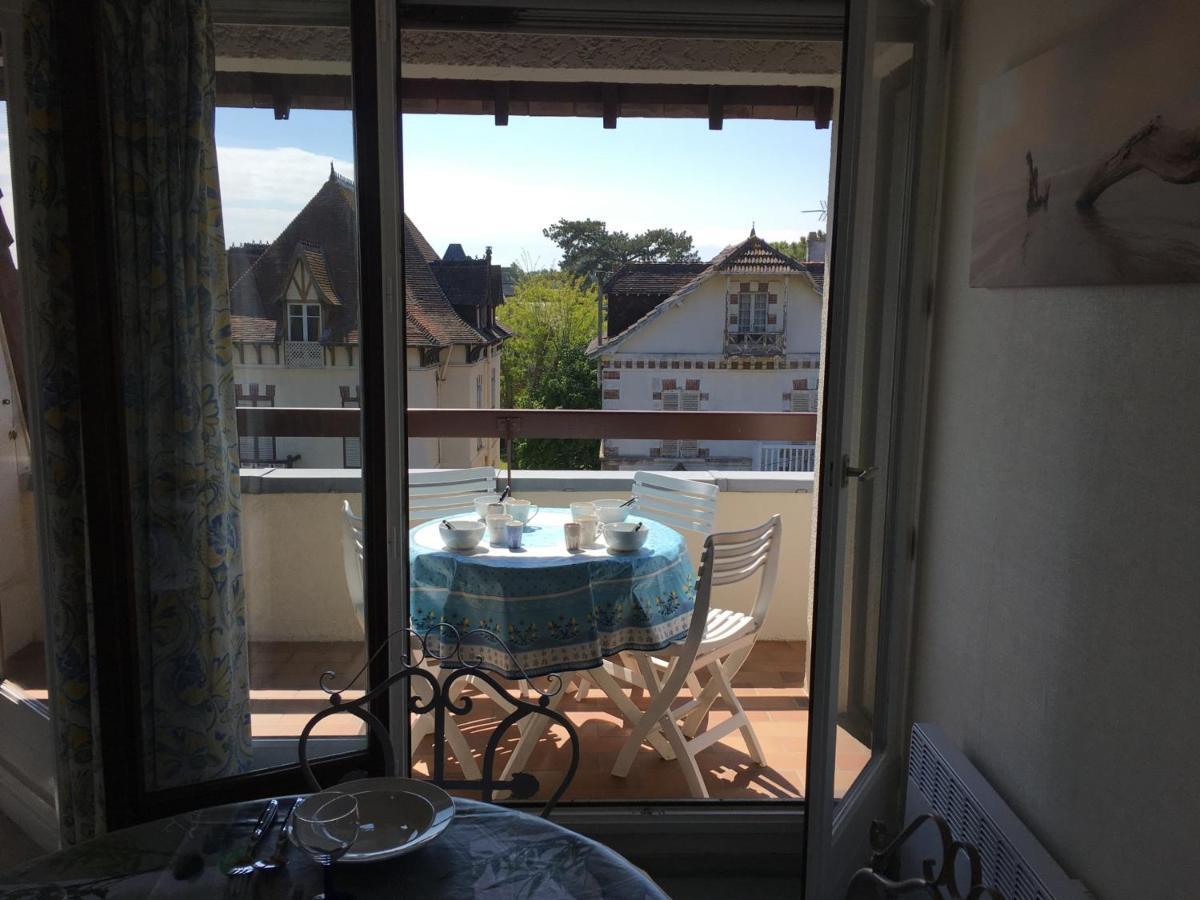 Grand studio en hyper-centre de Cabourg avec balcon, proche plage, parking, et prestations disponibles - FR-1-487-327 - Chambres d'hôtes Cabourg
