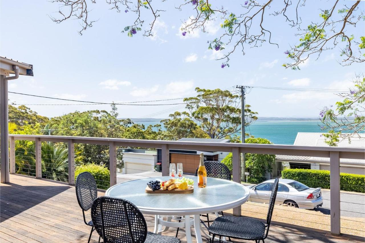 Dukes , 31 Gloucester St - spectacular water views and the added comfort of air conditioning and Wi-Fi - B&B Nelson Bay