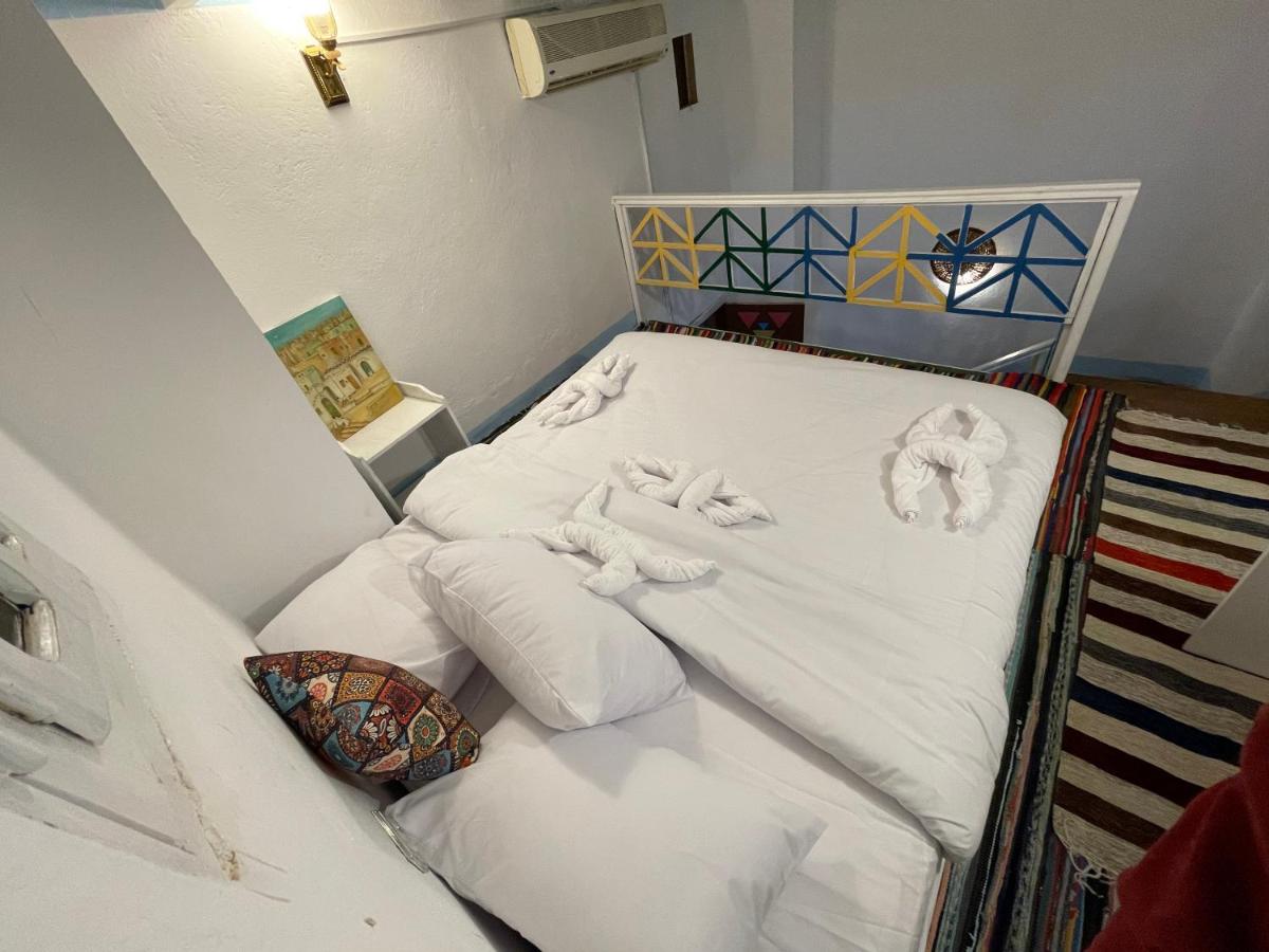 Habitación con cama extragrande.