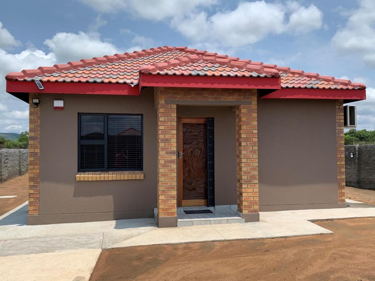 Lion House, 3 bedroom House next to Pilanesberg and Sun City - Chambres d'hôtes Mogwase