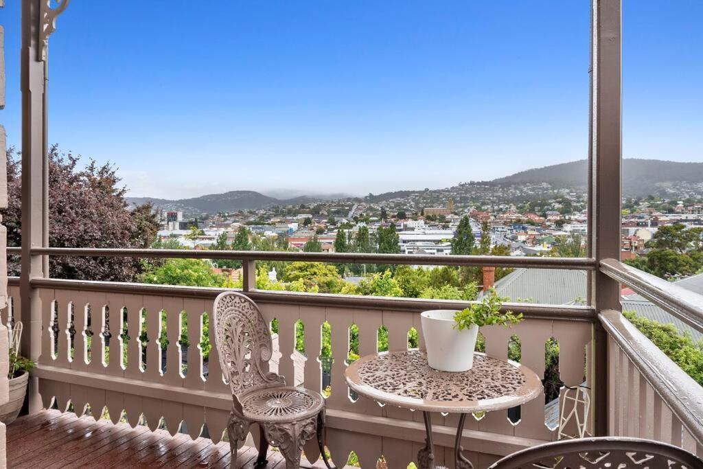 B&B Hobart - Historic Home close to CBD 3Brm with views - Bed and Breakfast Hobart