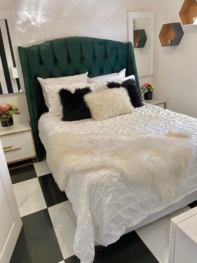 B&B East London - Cosy Luxurious Room - Bed and Breakfast East London