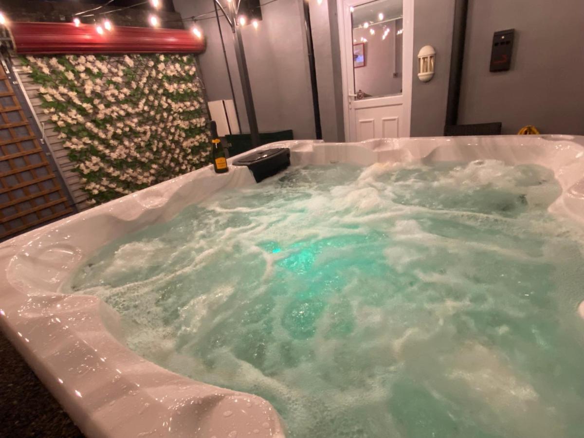 Cardiff Coach House with Hot Tub & Log Fire - Chambres d’hôtes