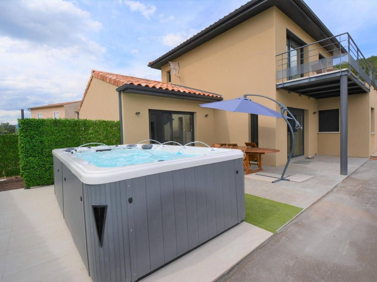 Villa 4 Suites avec Spa de Nage, Terrasse et Clim - Proche Centre Ruoms - FR-1-382-149 - Chambres d'hôtes Ruoms