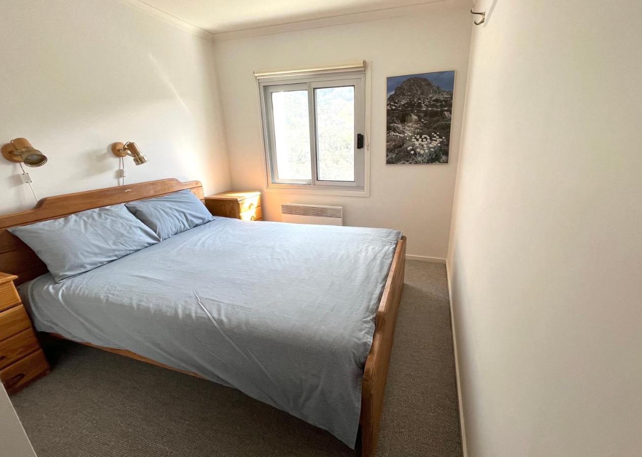 Habitación con cama grande