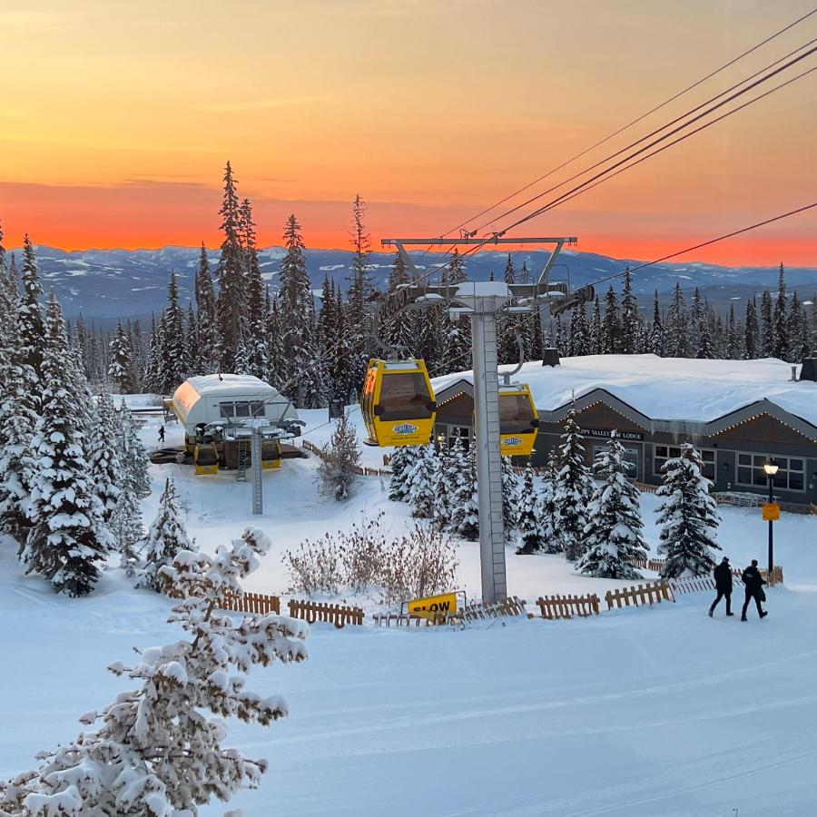 Magical Views at Southpoint Big White! Best Location! - B&B