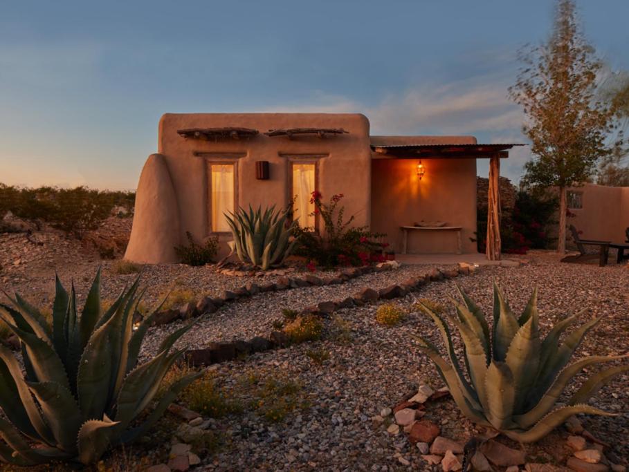 B&B Terlingua - Casa Piedra ⁠ — Short Drive from Big Bend - Bed and Breakfast Terlingua