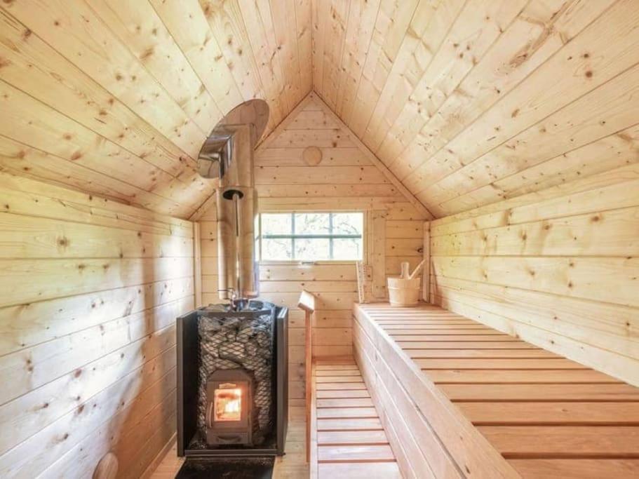 Treetops Luxury Log Cabin - Hot tub, BBQ & Sauna - Bed and Breakfast