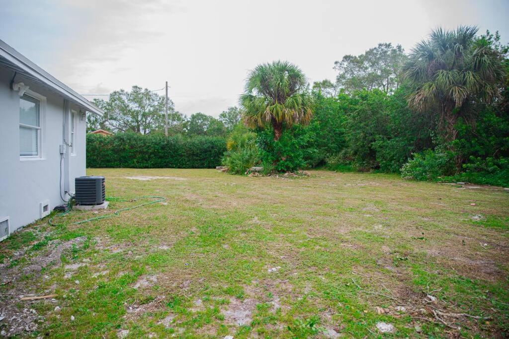 Patio I Firepit I 65 TV w/ Netflix I 472mbps I WD - Bed and Breakfast Vero Beach