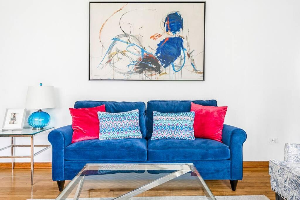 Lg. 2 br Apt. North of Chicago w/ Free Parking - Ferienwohnung Des Plaines