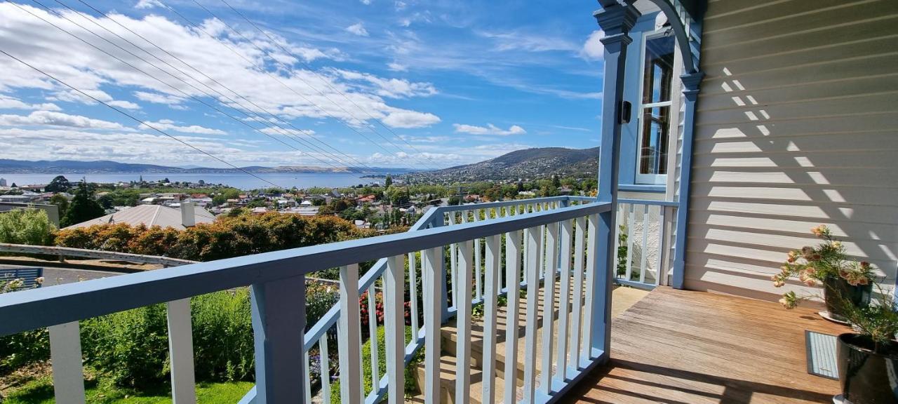 B&B Hobart - Hill House Hobart - Charming home, stunning views close to city - Bed and Breakfast Hobart