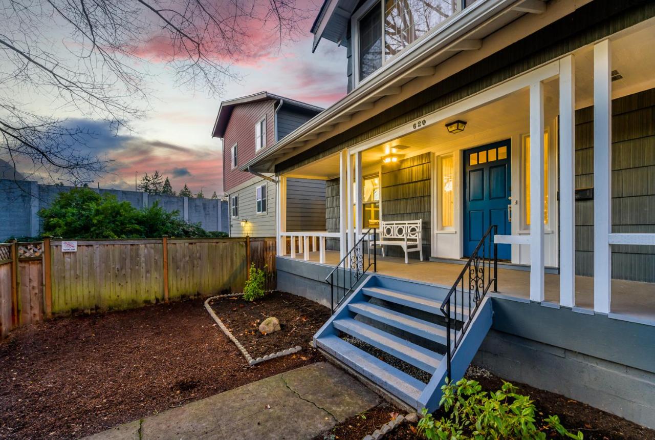 Upgraded Home with 5 BR 4 Bath 4 FREE gated parking space, Family,EV,RV friendly - Bed and Breakfast Seattle