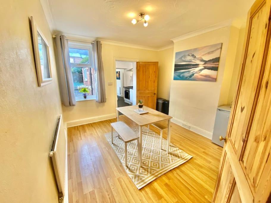 EasyRest House 2 Grantham - 6 Beds & Free Parking - Easy Location - Access to A1, Town Centre & Shops - B&B
