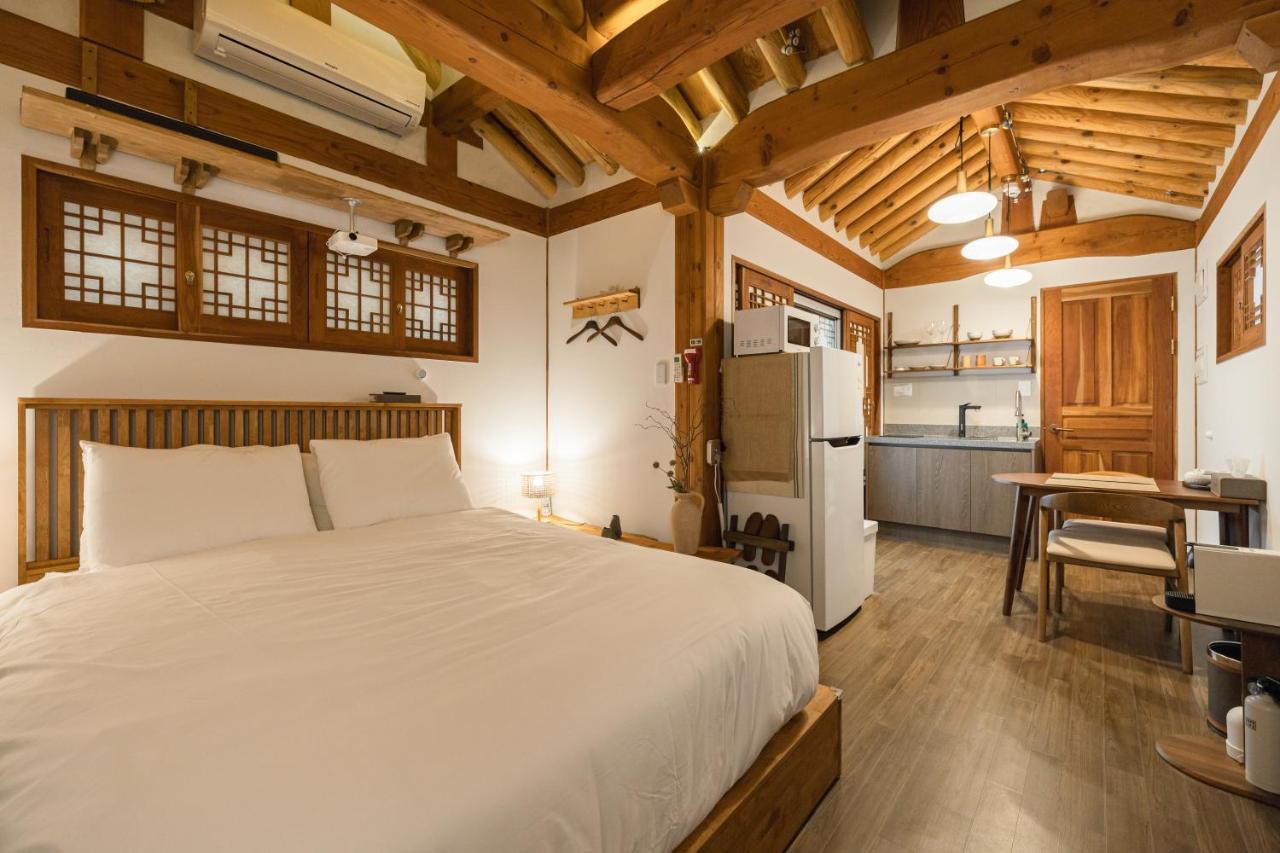 B&B Seoul - Luxury hanok with private bathtub - SN11 - Bed and Breakfast Seoul