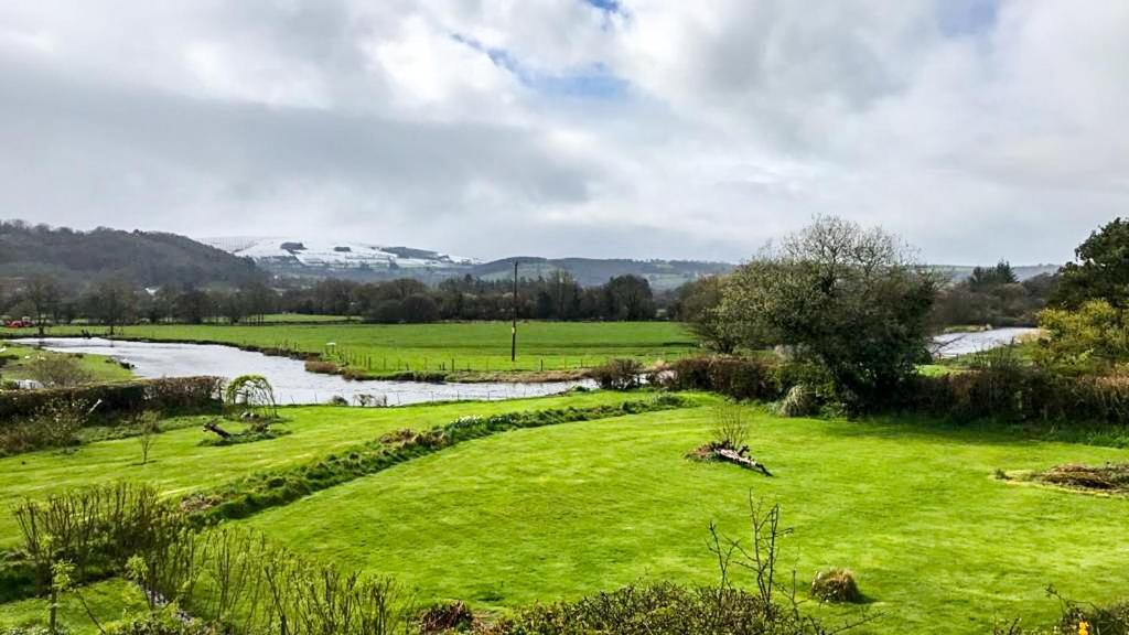 Riverside Chalet in heart of Lampeter, West Wales - B&B