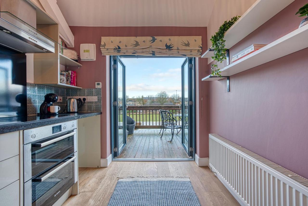 B&B Cirencester - Ashcroft Loft by Apricity Property - Stunning 3 Bedroom, 2 bathrooms, Cosy Central Apartment with balcony - Bed and Breakfast Cirencester