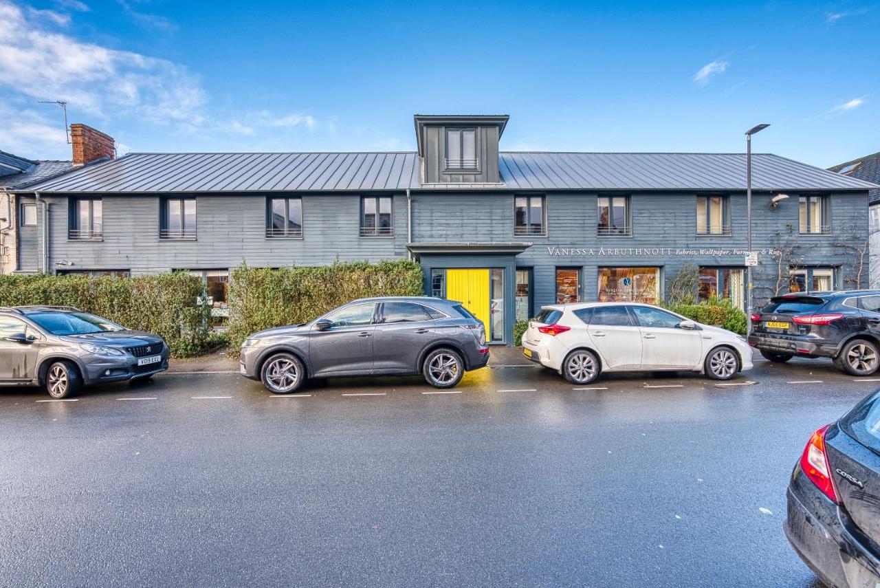 Ashcroft Loft by Timeless Stays - Stunning 3 Bedroom, 2 bathrooms, Charming central apartment featuring a balcony - B&B