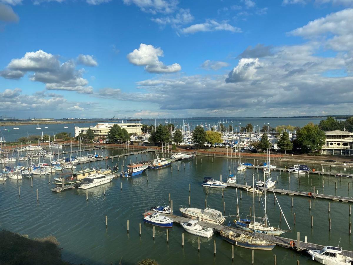 B&B Kent - Stunning Lake and City View 2BD/2BA - Bed and Breakfast Kent