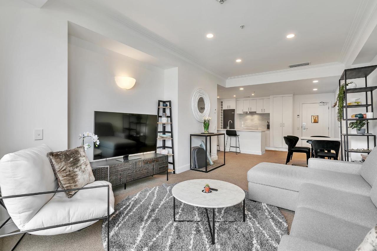 Corporates Delight + Roof Top Pool! - B&B Auckland
