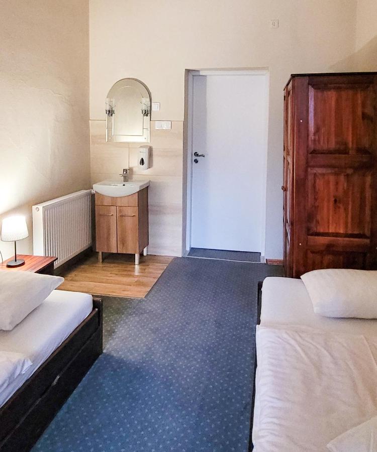 Camera Doppia con Letti Singoli e Bagno in Comune