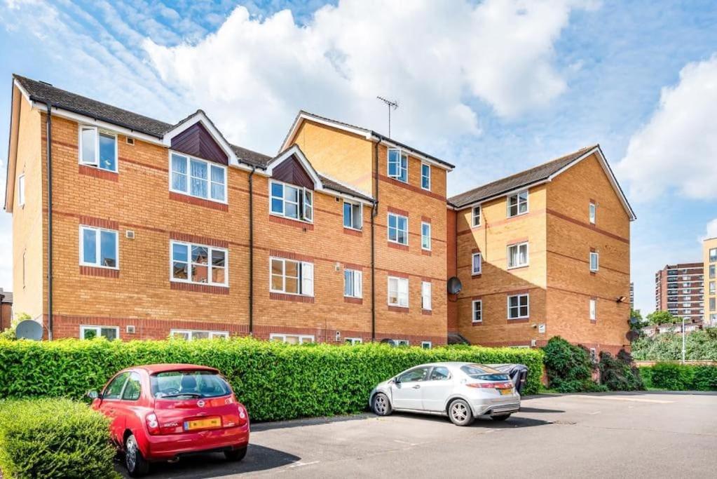 Morden flat close to DLR station with free parking and brand new bed and quality mattress adjacent to metro station also close to O2 and Excel via Cable Car - Chambres d'hôtes Londres
