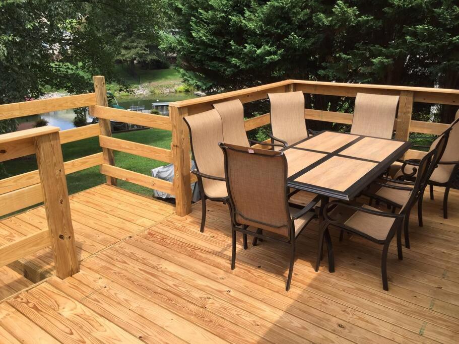 Lake Norman Experiences Waterfront Cottage with Boat Rental and Private Bar - B&B