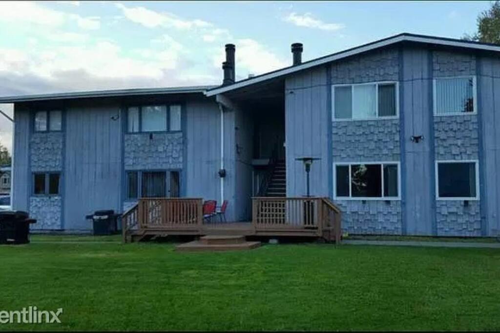 Lovely 3-bedroom rental unit with free parking! - B&B