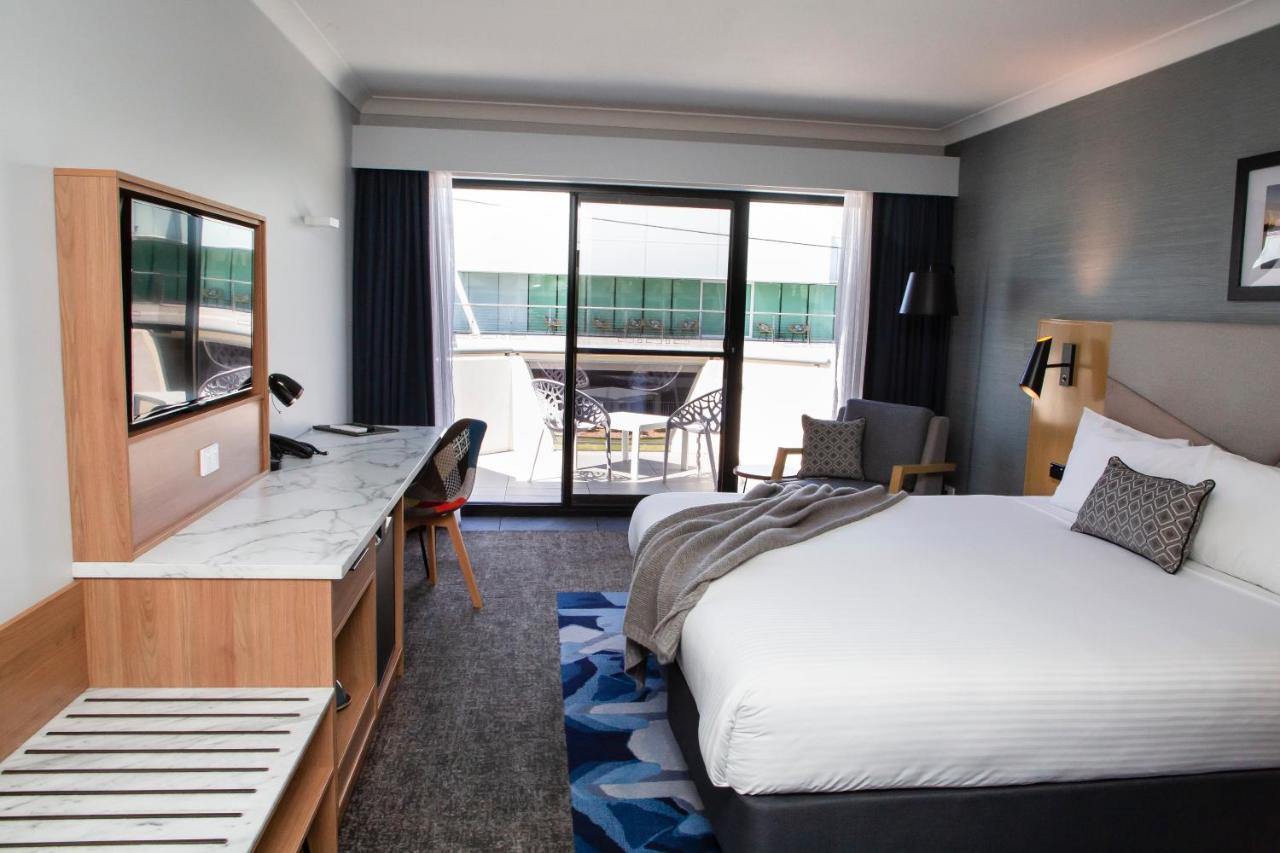 Roadside Deluxe Club-Facing King Room