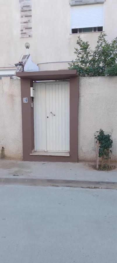 Studio, Cité la GAZELLE ,pas Jafar, quartier calme 10 min de l'aéroport près du Technopark - B&B