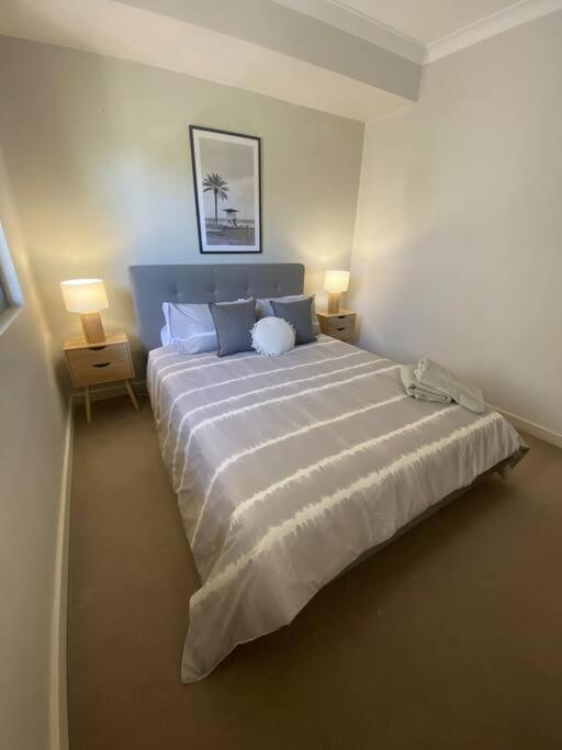 Bright 1 Bedroom Joondalup Stay - Bed and Breakfast