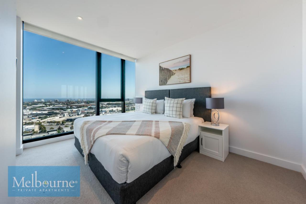 Sky High Three-Bedroom Two Bathroom Apartment with Dual Harbour Views