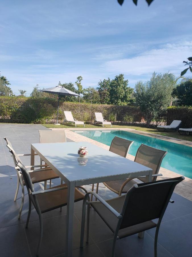 Villa Sara avec sa piscine et jardin - B&B